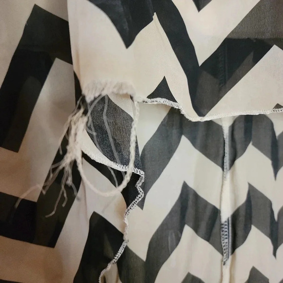 Black and  white skirt - Picture 4 of 8